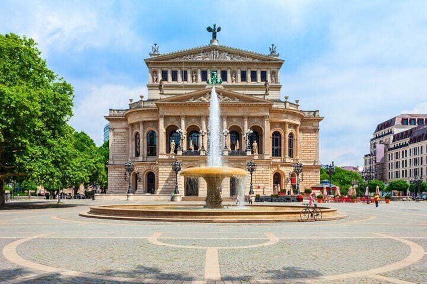 Frankfurt Private Walking Tour along with Relaxing Cruise