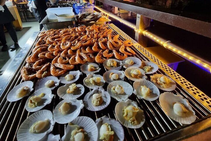 Twilight Dinner Cruise Along Chao Phraya River in Bangkok