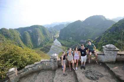 Excursión de un día: Hoa Lu, Trang An, cueva de Mua con traslado