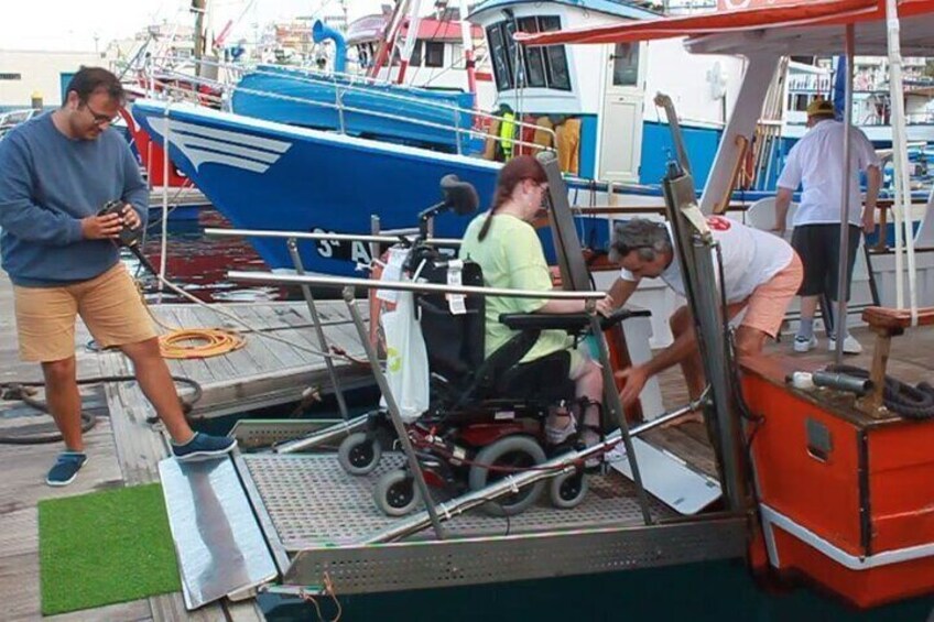 3-Hours Private Tour to Accessible Boat en Canary Island