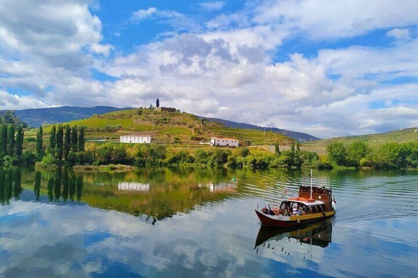 Douro Valley Prime Tour: Wine Tastings, Boat and Lunch from Porto