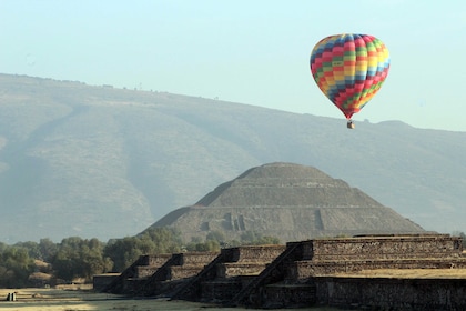 Paseo en globo, transporte y visita guiada a la pirámide «El Viajero»