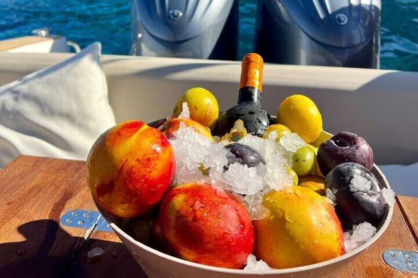 Aperitif on board with fresh fruit and Cantine Fina