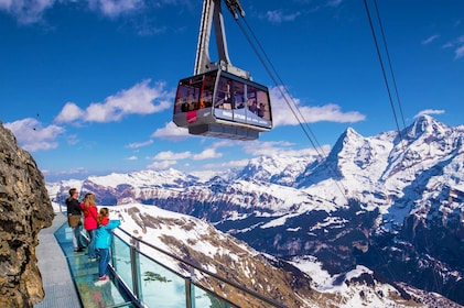 From Zurich: Day trip to Interlaken Schilthorn cable car: Bond World 007