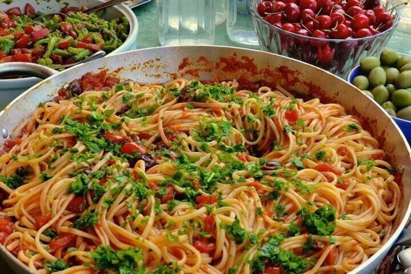 Pasta with freshly picked tomatoes from the garden