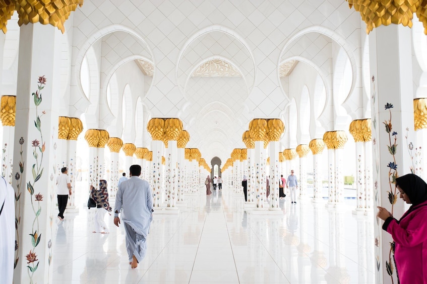 Abu Dhabi Grand Mosque & Warner Bros park Tour- Multilingual