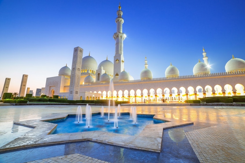 Abu Dhabi Grand Mosque & Warner Bros park Tour- Multilingual