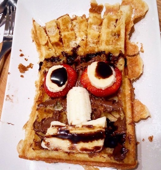 Waffle with a fruit "face" in a class in Brussels