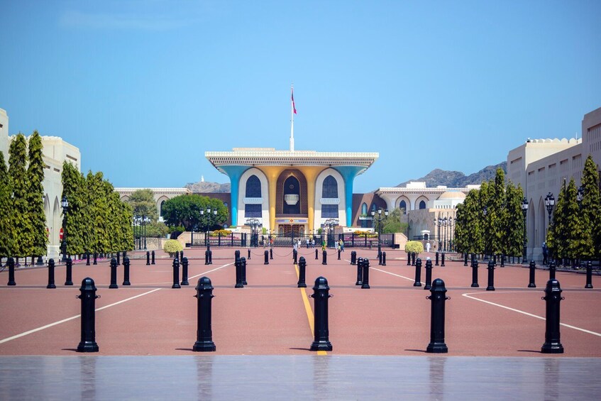 Discover Muscat with a private vehicle - Half day