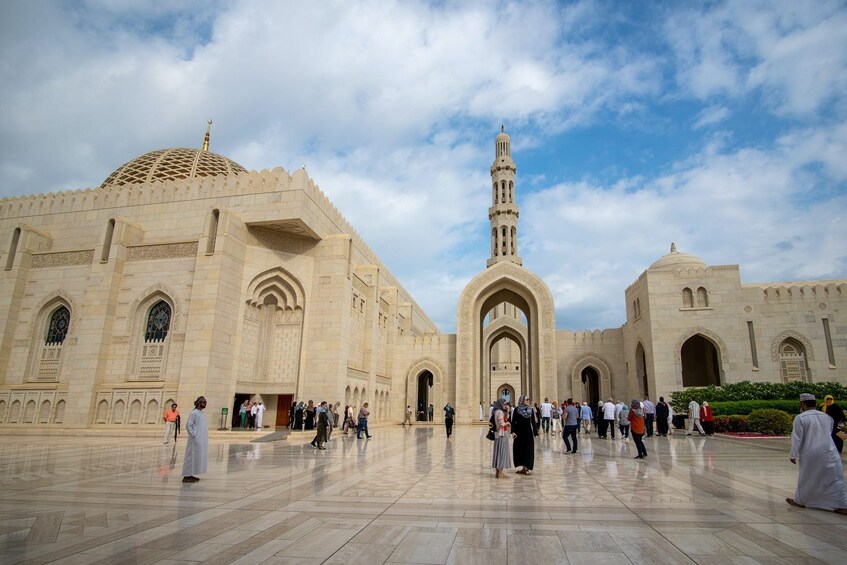 Discover Muscat with a private vehicle - Half day