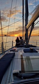 Lisbonne : Voile au coucher du soleil avec le vin portugais et l'histoire