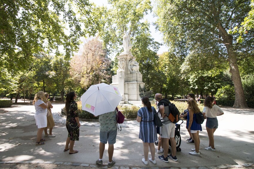 Guided walking tour in the famous Retiro Park in Madrid