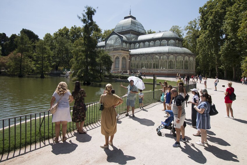 Guided walking tour in the famous Retiro Park in Madrid