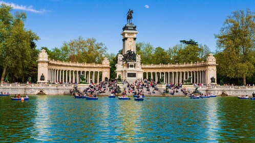 Guided walking tour in the famous Retiro Park in Madrid