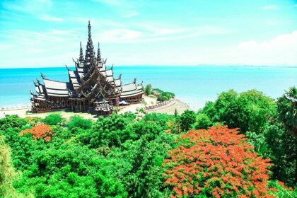 Bangkokista: Pattaya City & Sanctuary of Truth (Totuuden pyhäkkö).