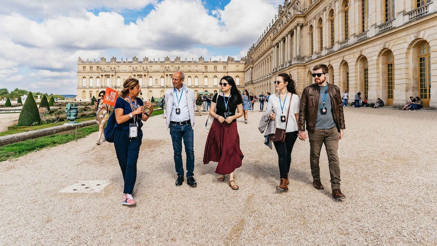 Versailles: Skip-the-Line Tour of Palace with Gardens Access