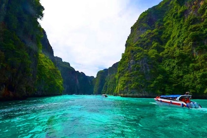 เกาะยาว: ทัวร์เกาะพีพีและเกาะไม้ไผ่ด้วยเรือสปีดโบ๊ทแบบส่วนตัว