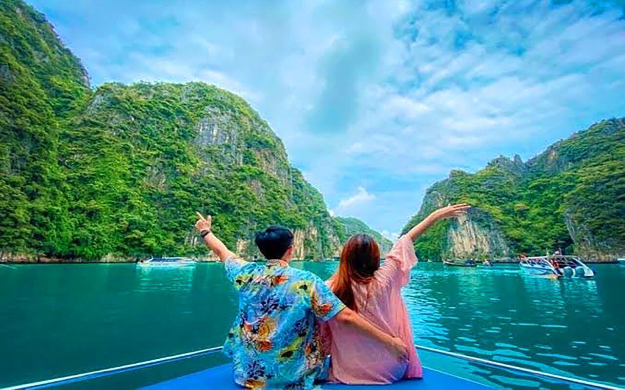 Koh Phi Phi Island Hopping and Snorkeling Tour by Speedboat