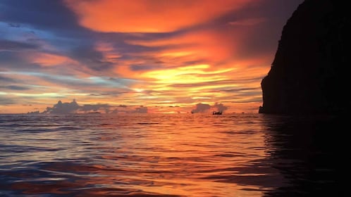 จากเกาะพีพี: ทัวร์เรือชมพระอาทิตย์ตกและแพลงก์ตอนเรืองแสงจากสิ่งมีชีวิต