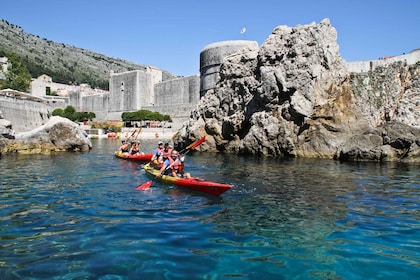 Dubrovnik: recorrido en kayak por el mar con aperitivo de frutas
