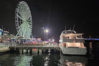 Pelayaran Malam Hari Miami Skyline di Teluk Biscayne