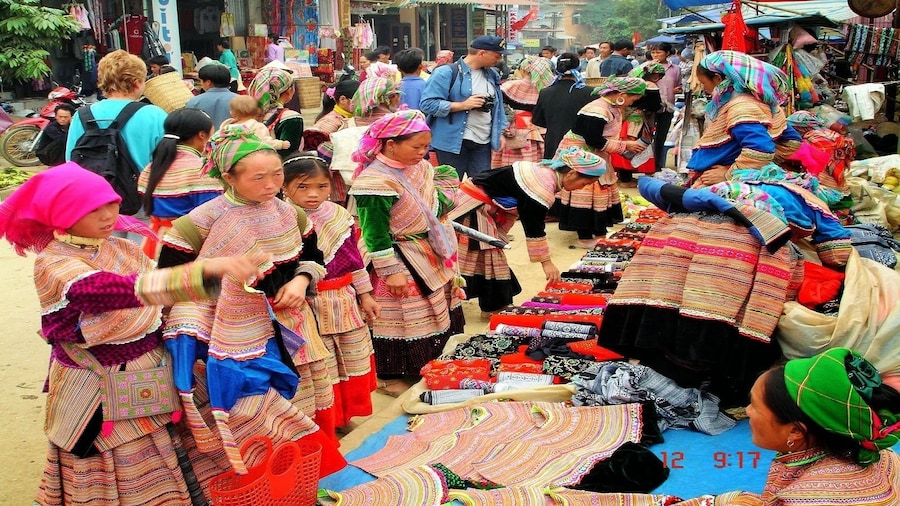 Bustling Cao Son Market