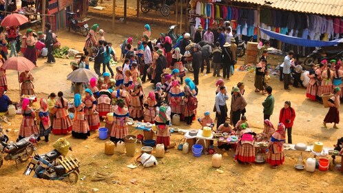 Tour de día completo al mercado dominical de Muong Khuong