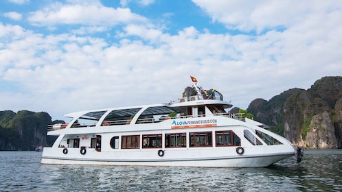 Desde Hanoi: excursión de lujo de día completo a la bahía de Halong en barc...