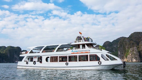 Desde Hanoi: viaje de lujo de un día en barco a la bahía de Halong