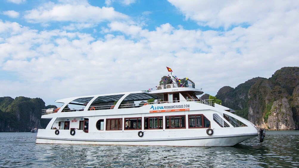 From Hanoi: Halong Bay Luxury Full-Day Trip by Boat