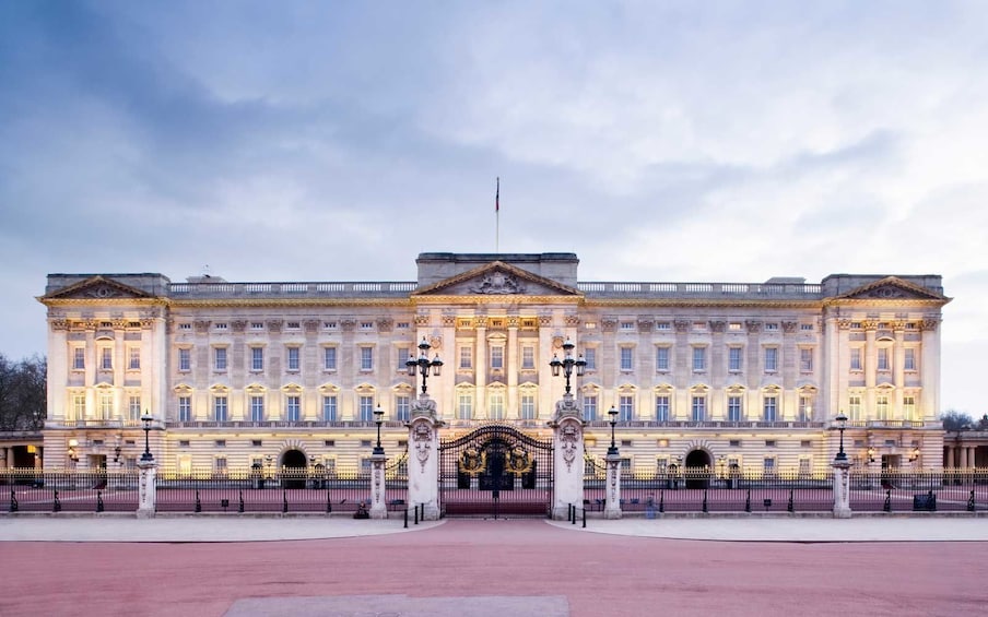 Landscape view of Buckingham Palace 