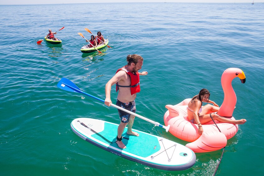 Group on kayaks or SUP boards in Arrábida