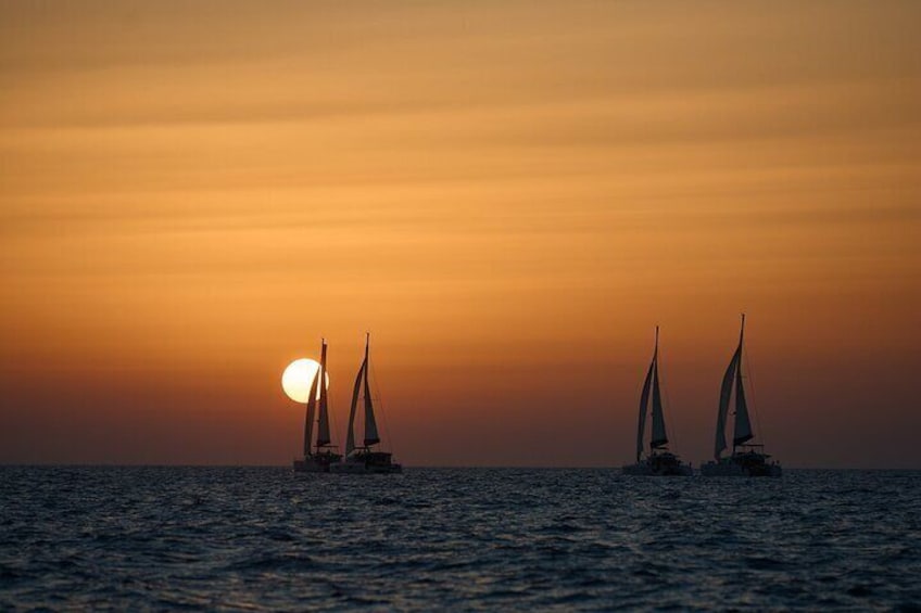 Santorini: Shared Caldera Catamaran Cruise with Meal and Drinks