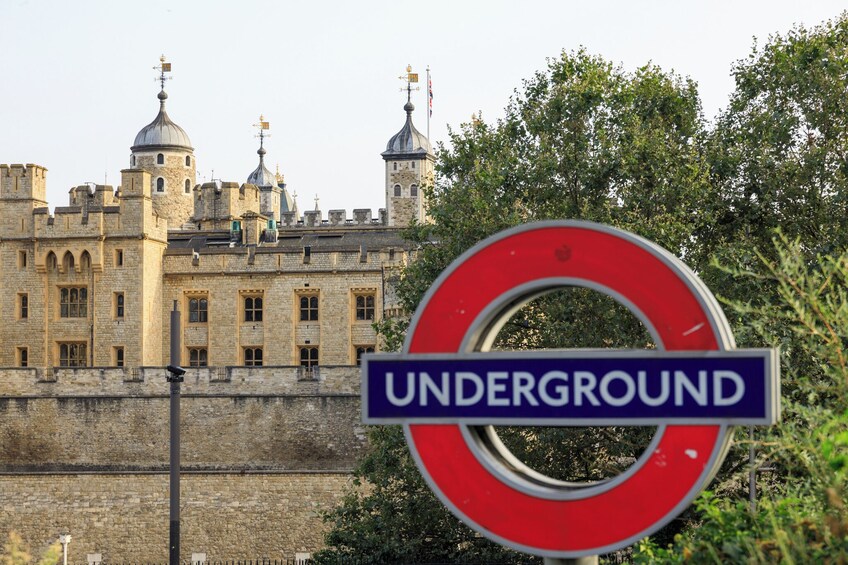 Eat 8 English Foods & See 30+ London Sights Walking Tour!
