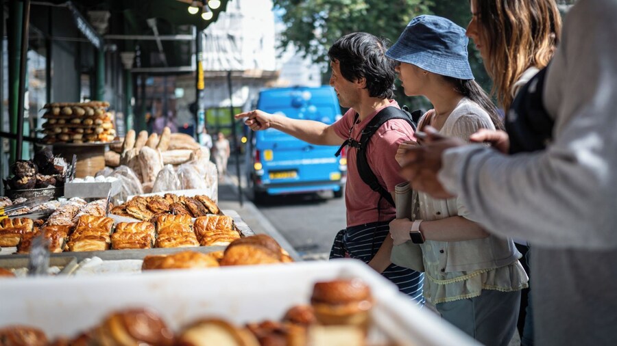 Eat 8 English Foods & See 30+ London Sights Walking Tour!