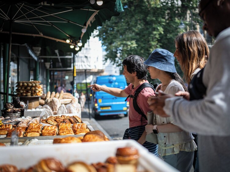 Eat 8 English Foods & See 30+ London Sights Walking Tour!