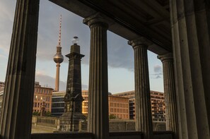 Berlin Street Photo Tour with a professional photographer