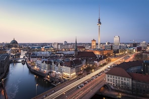 Berlin Night Photo Tour with a professional photographer