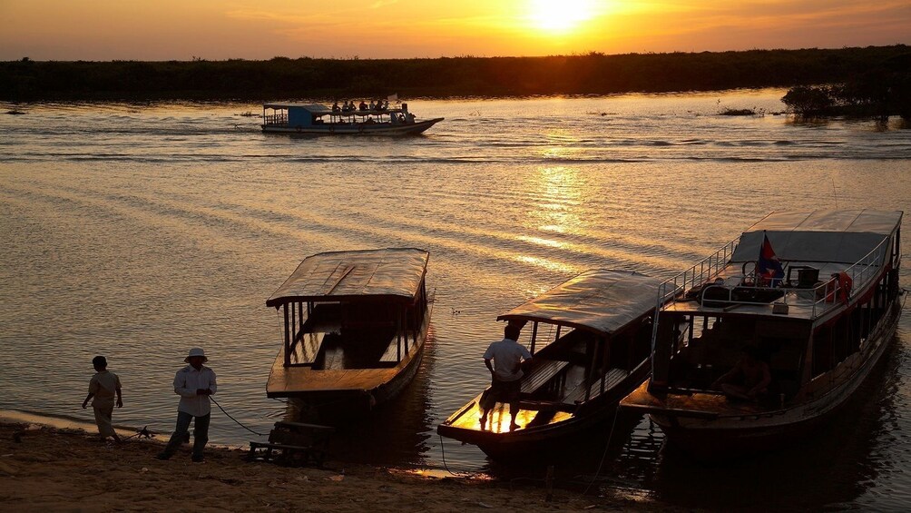 Sunset Dinner Tour of Floating Village on Tonle Sap