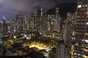 Hong Kong Night Photo Tour with a professional photographer