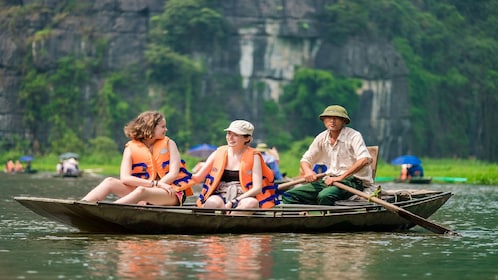 Excursión de un día a Hoa Lu, Trang An y la cueva de Mua desde Hanói