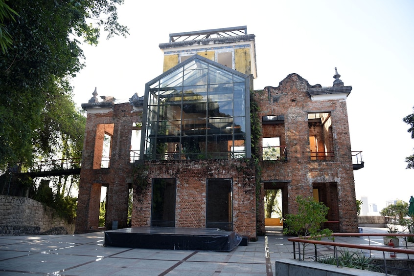 Large brick and glass building in Parque das Ruínas