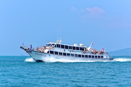 搭乘奧南公主渡輪 (Ao Nang Princess Ferry) 前往蘭塔島 (Koh Lanta) 的萊利海灘 (Railay Beach)