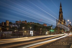 Edinburgh Night Photo Tour with a professional photographer