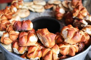 Old Shanghai Breakfast Food Tour with Temple Visit