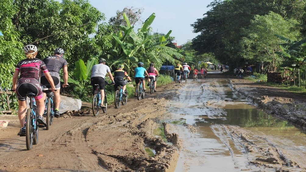 Group biking tour in Phnom Penh