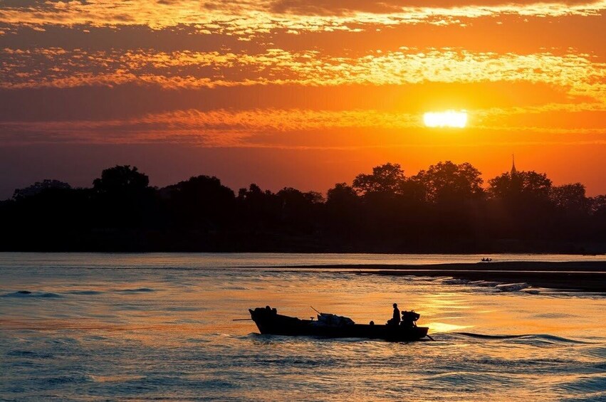 Irrawaddy Sunset Cocktail Cruise in Bagan