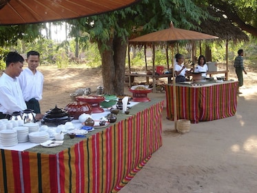 Fiesta de té en un monasterio de Bagan