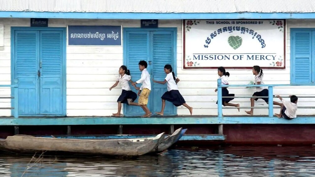 Banteay Srei and Tonle Sap Lake in Siem Reap Full Day