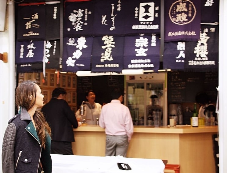 Woman on a sake, cocktail and whisky tour in Tokyo 
